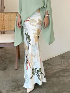 Turtleneck Suit, فستان زهري, Top In Pizzo, Batwing Sleeve Top, Summer Dresses For Wedding Guest, England Fashion, Mermaid Skirt, Floral Print Skirt, Print Skirt