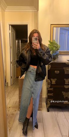 Fall Formal Wear Women, Long Jean Skirt Outfits Aesthetic, Low Waist Skirt Outfits, Milan Fits, Long Denim Skirt Outfit, Skirt Outfits Aesthetic, Skirt Outfit Fall, Jean Skirt Outfits, Denim Shorts Outfit