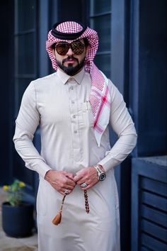 Desi Nikkah, Arabian Men, Thobes Men, S Poses, Arab Style, Arabic Dress, Muslim Images, Instagram Dp, Mens Fashion Wear