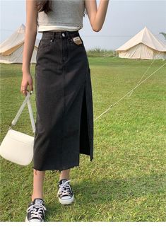 Slim Skirt Outfit, Uni Outfits Casual, Outfits Uni, Black Denim Skirt Outfit, Black Denim Midi Skirt, Modesty Outfits, Rock Outfit, Black Denim Skirt, Skirt Summer