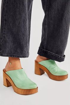 Suki Platform Clogs | Free People Aesthetic Cruise, Poses Winter, 70s Outfit, Cozy Travel, Preppy Pfp, Outfits Coquette, Clogs Platform, Outfits Styling, Corset Dresses