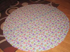 a round rug on the floor in a living room