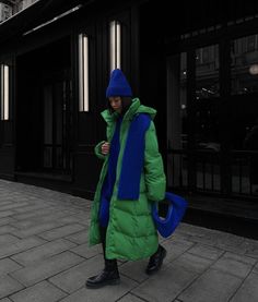 Green Puffer Jacket Outfit, Cobalt Blue Outfit, Colorful Winter Outfits, Green Winter Jacket, Puffer Jacket Outfit, Colorful Wardrobe, Wearing All Black, Sour Candy, Winter Fits