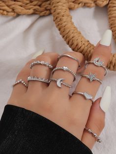 Moon Decor, Stylish Rings, Rings Jewelry Fashion, Engagement Ring Sizes, Pretty Bracelets, Rings For Girls, Rhinestone Designs, Cute Rings, Hand Jewelry