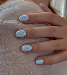 Job Interview Nails Color, Oval Gel Nails Designs, Chrome Nails Designs Blue, Blue Nails Shellac, Spain Nails Ideas, Pale Blue Chrome Nails, Blue Chrome Nails Short, Round Nails Short, Blue Chrome Nails