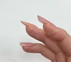 Katie Barnes explains how to use a nail form to sculpt a square nail shape. Square Nail Shape, Trending Nail Colors, Latest Nail Colours, Nail Colors And Designs, Fake Nails Designs, Acrylic Nail Shapes, Square Nail, Nail Art Techniques, White Gel Pen