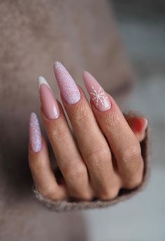 Xmas Pink Nails, Almond Nails Designs Christmas, Nude Holiday Nails, Almond Nails Christmas, Christmas Mani, Christmas Manicure, Special Nails, Nails Now