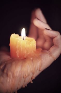 a person holding a lit candle in their hand with the caption'mas o sofimentoo essene e opcional '