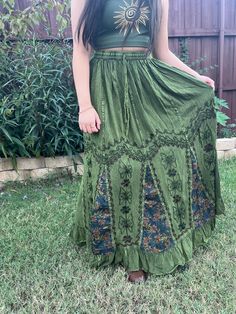 Introducing our Pari Vintage Vibe Green Embroidery Maxi Skirt, perfect for embracing those boho hippie vibes! This stunning skirt features a pleated border that adds a touch of elegance, while the maxi length offers a chic and comfortable fit. Crafted with fairycore fashion in mind, this skirt is ideal for creating enchanting cottage-core looks. Whether you're strolling along sandy shores or exploring hideaways, this skirt will ensure you're dressed to impress. Its flowing silhouette captures the essence of fairycore aesthetics, evoking a sense of whimsy and magic.  Designed for the boho fashionista in you, it is versatile and easy to style. Pair it with a cropped top and woven sandals for a carefree bohemian look, or opt for a lace blouse and floppy hat for a more sophisticated beach ense Hippie Rock, Fairycore Fashion, Skirt Aesthetic, Style Cottage, Stil Boho, Patchwork Skirt, Stylish Skirts, Embroidered Skirt, Long Maxi Skirts