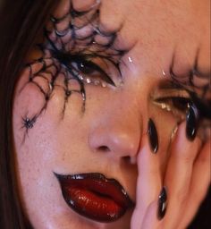 Sucubus Makeup, 2023 Halloween Makeup, Grunge Halloween Makeup, Make Up For Halloween Ideas, Holloween Makeup Glam, Cool Halloween Makeup Creative, Black Makeup Halloween, Make Up Looks Halloween