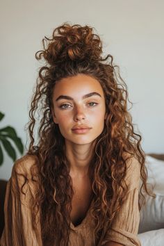 Discover 16 Hairstyles That Make Long Curly Hair Shine Messy Updo For Curly Hair, 2c Curly Hair Styles, Long Curly Brunette Hair, Curly Hair Braids Styles, Curly Hair Outfits, Shower Hairstyles, Brown Curled Hair, Elegant Curls, Sophisticated Updo