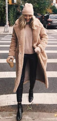 Teddy Coat Outfit, Outfit Nero, Mantel Outfit, Fall Fashion Coats, Teddy Bear Coat, Bear Coat, Winter Outfits Cold, Coat Outfit, Teddy Coat