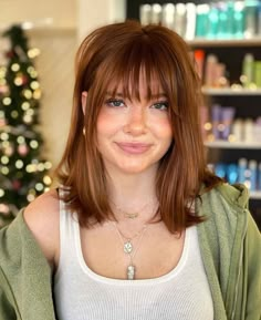 Here's a refreshing look that appears gorgeous and very effortless to style—a shoulder-length cut paired with curtain bangs! Bangs With Medium Hair, Short Hair With Bangs, Cut My Hair, Hair Inspo Color, Shoulder Length Hair, Medium Length Hair Cuts, Aesthetic Hair, Blonde Highlights