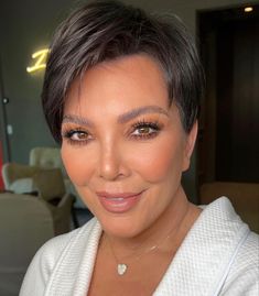 Kris Jenner Makeup, Learning Makeup, Kris Jenner House, Mothers Makeup, Jenner House, Bronze Palette, Brown Acrylic Nails, Jenner Makeup, Hidden Hills