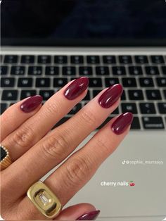 Transition Fall Nail Colors, Simple Nail Designs Burgundy, Burgundy Nails Short Almond, Nails Transition Summer To Fall, Good Nail Colors For Tan Skin, French Nails Creative, Short Red Fall Nails, Short Red Nails French Tip, Burgundy Biab Nails