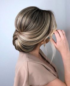 Bride Hairstyles Updo Elegant Wedding Classy Low Buns, Romantic Low Updo Wedding, Modern Bridal Hair Updo Low Buns, Hair Shinion, Bridal Hair Updo Blonde Classy, Wedding Updos Volume, Sleek Bun Hairstyles, Large Curls