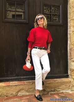 Beige Mom Jeans Outfit, Beige Mom Jeans, Stylish Outfits For Women Over 50, Mom Jeans Outfit, German Fashion, Over 60 Fashion, Older Women Fashion, Age 50, 60 Fashion