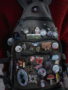 Vintage Backpacks Aesthetic Grunge, Backpack With Pins And Patches, Backpack Customize Ideas, Backpack Inspo School, Backpack Decoration Ideas