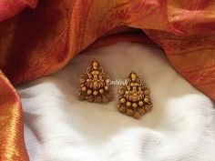 Lakshmi Earrings, Bangles Diamond, Gold Earrings Indian, Labret Jewelry, Gold Jhumka Earrings, Gold Jewelry Outfits, Gold Earrings Models