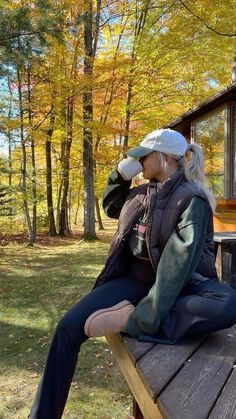 Your Entire Guide for Dressing Perfectly on a Camping Trip Cold Hiking Outfit, Camping In The Cold, Camping Outfit Fall, Chilly Day Outfit, Alaska Outfits, Cabin Outfit