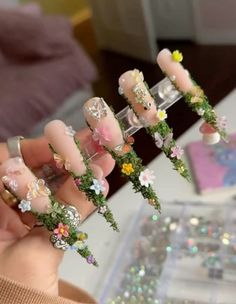 SPRING TIME NAIL IDEAS 🌸 Nail Ideas Floral, Nail Designs Green, Green Nails Acrylic, Fake Nails Designs, Solid Color Nails, Floral Nail Designs, Floral Nail, Nails Spring