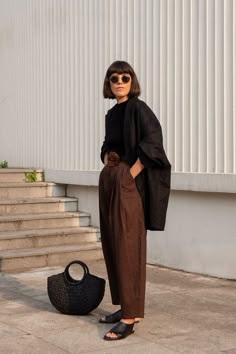 Chloe Mallory Boots Outfit, Work Outfits Women Edgy, Outfit Palette, Black And Brown Outfit, Gentlewoman Style, Pleated Pants Outfit, 2023 Spring Outfits, Summer Fashion Women, Power Lines