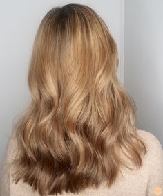 Fina fadade slingor mot botten för en mjukare utväxtblandade med lowlights för att fett fint djup i en golden blond ton🍯💛 Golden Blonde Hair Color, Warm Blonde Hair, Golden Blonde Highlights, Golden Blonde Hair, Honey Blonde Hair, Ash Blonde Hair, Honey Hair, Blonde Hair Looks, Brown Blonde Hair