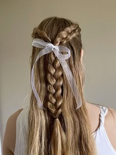 Bow Hairstyle Idea Hairstyle Examples, Hair Knot, Ribbon Hairstyle, Peinados Fáciles Para Cabello Corto, Hair Stylies, Work Hairstyles, Easy Hairstyles For Long Hair, White Ribbon