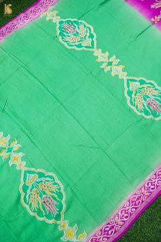 Get ready to wear this stunning Banarasi silk saree. Woven with passion and excellence, this Handloom Banarasi silk saree won't fail to catch attention. Tussar Georgette silk sarees are known for their longevity and resilience, they make you fall in love with them. Color -Green & Purple with hand brush Weave -Cutwork Blouse- Plain with zari border Click here to view underskirt Semi-stitched Saree With Printed Border For Eid, Green Semi-stitched Saree, Handloom Pre-draped Saree For Eid, Eid Semi-stitched Pre-draped Saree With Printed Border, Green Resham Embroidery Pre-draped Saree For Puja, Green Cutdana Unstitched Suit For Navratri, Green Pre-draped Saree With Resham Embroidery For Puja, Semi-stitched Green Saree, Unstitched Green Saree For Navratri