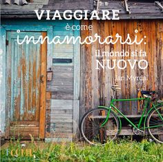 a green bike parked in front of a wooden building with the words vaggiare e come unannaerarisi