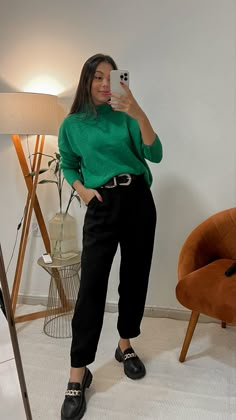 Daily Attire For Women, Black Outfit With Pop Of Color, Formal Outfit With Sneakers, Ootd Frio Casual, Colourful Office Outfits, Semiformal Outfit Mujer, Outfit Semiformal Mujer, Smart Casual Work Attire, Outfit Formal Mujer