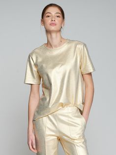 Golden t-shirt with round neck and short sleeves. Summer Soiree, Plain Design, Matching Dresses, Skirts For Sale, Sports Shirts, Sport Coat, Metallic Gold, Active Wear For Women, Bottoms Pants