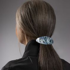 Pince à cheveux barrette ovale de 10,5 cm faite à la main




 Cette barrette classique et sophistiquée est un accessoire polyvalent qui permet de créer des coiffures simples mais élégantes qui restent en place toute la journée. Faisant partie de notre collection French Handmade, cette barrette est fabriquée avec amour en France à partir d'acétate de cellulose exceptionnellement résistant et biodégradable qui est poli à la main pour une finition parfaitement lisse. en utilisant un processus e Low Ponytails, Banana Hair Clips, Classic Hair, Hair Accessories Pearl, Clip Hairstyles, Hair Adornments, Low Ponytail, Cellulose Acetate, Crystal Accessories