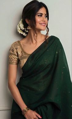 Saree Blouse Styles, Saree Wearing Styles, Indian Sari Dress, Indian Saree Blouses Designs, Saree Blouse Patterns, Chique Outfits, Indian Fashion Saree, Saree Designs Party Wear, Traditional Indian Outfits