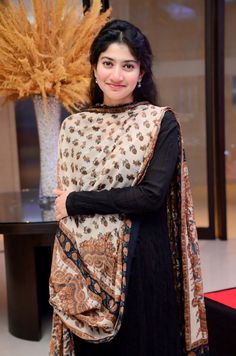 Sai Pallavi Saree Pics, Kriti Suresh, Sai Pallavi Hd Images, Devi Images, Design Kurti, Humanity Quotes, Saree Wearing Styles, Sai Pallavi, Celebrity Casual Outfits