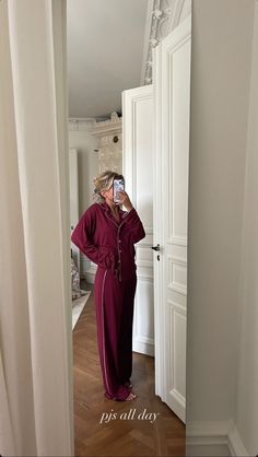 Matilda Djerf Christmas, Matilda Djerf Lifestyle, Silk Bathrobe Aesthetic, Chic Pajamas Outfit, Pyjama Set Aesthetic, Classy Pjs, Pyjamas Aesthetic Winter, Cute Pyjama Aesthetic, Sleep Wear Aesthetic