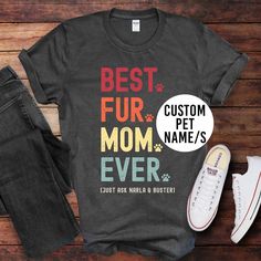 🐾The perfect fun gift for the best fur mom ever! Great for her birthday, Christmas or just because. The proud fur mom is bound to love this soft comfy t-shirt featuring distressed retro style text personalised with her furbaby's name/s. For UK spelling of 'Mum' see this listing - https://www.etsy.com/uk/listing/1745487984 🐾How to find the best size: Lay a shirt out flat, measure the width then check the size chart to compare. Approx: S 8-10UK / 6-8US M 12-14UK / 10-12US L 16-18UK / 14-16US XL Mum Gifts, Tshirt Custom, Presents For Mum, Fur Mom, Pet Mom, Presents For Mom, Uk Gifts, Cat Pet, Present Gift