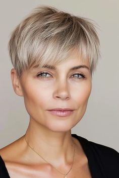 Kurzhaarfrisuren ab 50: 66+ frische Ideen für Sie - hairtastic.de Choppy Haircuts, Short Hair Images, Short Hair Undercut, Bob Hairstyles For Fine Hair, Short Blonde, Haircuts For Fine Hair, Short Hair Haircuts