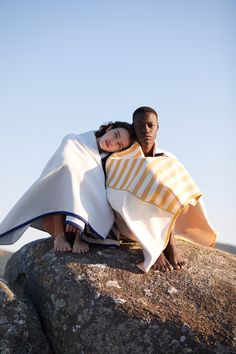 Four towels are connected via pins avoiding the hassle of having to find rocks that are heavy enough to stop beach towels from moving. This is perfect for a friend beach trip. The towels. are aesthetically pleasing and are extremely cool and elegant. The towel designs were inspired by corals. Beach Towel Poses, Beach Trip With Friends, Beach Towel Photoshoot, Beach Towel Aesthetic, Aesthetic Beach Towel, Linen Beach Towel, Shoulder Stand, Beach Poncho, Beach Editorial