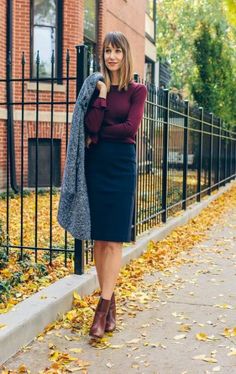 56 New ideas for how to wear ankle boots to work outfits pencil skirts Skirt Blue Outfit, Blue Outfit Winter, Blue Skirt Outfits, Navy Pencil Skirt, Navy Skirt, Winter Work, Pencil Skirts