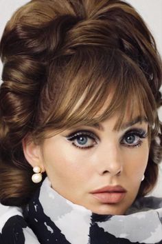 Jackie Wyers recreated Jean Shrimpton's fall look from 1965. Big 1960s ponytail with bangs, bold mod eye makeup, and subtle pink / mauve lip. 60s Makeup And Hair, 60s Hair And Makeup, 60s Makeup Tutorial, 1960s Hair And Makeup, 60’s Hair, Jackie Wyers, Looks Retro