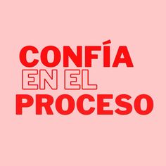 the words confia en el proceso in red on a light pink background