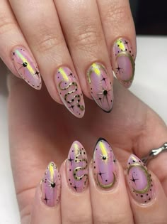 Update your manicure with devilishly cute Halloween acrylic nails that capture the holiday’s spooky spirit! Swift Nails, Witch Nails, Fall Nail Trends, Makeup Studio, Stick On Nails, Chrome Nails, Nail Kit