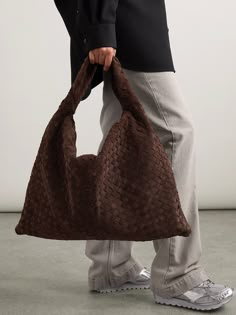 Bottega Veneta Resort 2025 - LaiaMagazine Bottega Bag, Richard Scarry, Lamb Shoulder, Bottega Veneta Bag, Craft Tote, Cool Girl Style, Bottega Veneta Bags, Bottega Veneta Shoulder Bag, Resort Collection