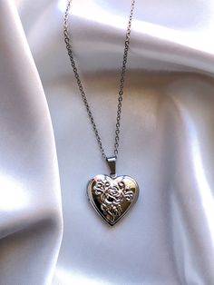 Beautiful Heart-Shaped Medallion Necklace. Made in stainless steel, perfect to put a photo of your loved ones. An ideal accessory for any occasion. It's the perfect gift for your girlfriend, mom or best friend. It comes in a beautifully designed box, ready to be presented to that someone special of yours. Whether you're expressing your love, celebrating a special moment, or simply embracing your own beauty, this necklace is a symbol of timeless elegance.✨💛 Length of chain: 45+5cm Pendant: 28mm All of our items are nicely packaged ready to gift in elegant jewelry boxes🎁✨ If you have have any questions don't doubt getting in touch with me, I will be delighted to answer you❤️ Stainless Steel Locket Necklace For Anniversary, Silver Heart Wedding Necklace, Silver Stainless Steel Heart Necklace For Gift, Silver Stainless Steel Heart Necklace Gift, Elegant Engraved Stainless Steel Heart Necklace, Silver Stainless Steel Heart Necklace As Gift, Elegant Engraved Heart Necklace In Stainless Steel, Stainless Steel Pendant Locket Necklace As Gift, Special Gifts For Girlfriend