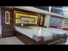 a bed room with a neatly made bed and drawers