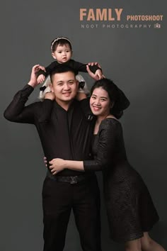 Mommy Son Pictures, First Family Photos, Family Portrait Outfits, Group Picture Poses