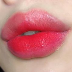 Natural Pink Lipstick, Teknik Makeup, Natural Pink Lips, Light Pink Lips, Hot Pink Lips, Linda Hallberg, Pink Lip Gloss, Hair Color Pink, Hot Lips