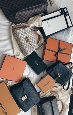 Louis Vuitton Taschen, Tas Lv, Luxury Purses, 로고 디자인, Cute Bags, Womens Fashion Trends, Street Styles, Vuitton Handbags, Louis Vuitton Handbags