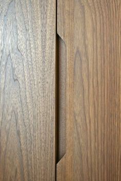 closeup of the wood grains on this cabinet door